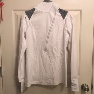 Lululemon white/grey top Sz 8. New.Unique details